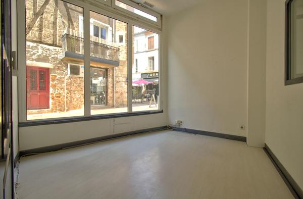 AGEN HYPER CENTRE VILLE - LOCAL COMMERCIAL A VENDRE DE 80 m² SITUE SUR UN AXE PASSANT AVEC VITRINE