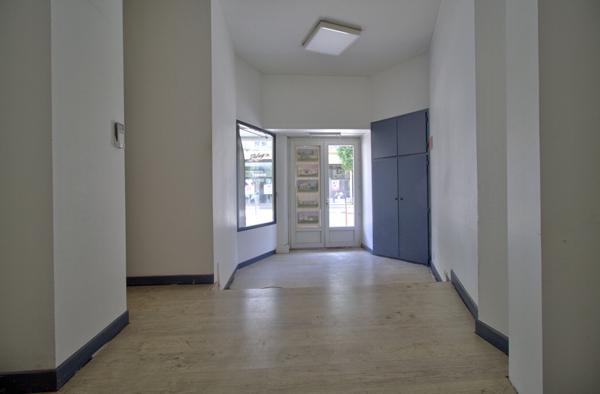 AGEN HYPER CENTRE VILLE - LOCAL COMMERCIAL A VENDRE DE 80 m² SITUE SUR UN AXE PASSANT AVEC VITRINE