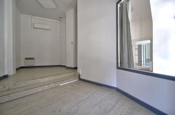 AGEN HYPER CENTRE VILLE - LOCAL COMMERCIAL A VENDRE DE 80 m² SITUE SUR UN AXE PASSANT AVEC VITRINE