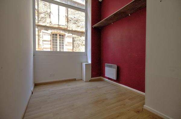 AGEN HYPER CENTRE VILLE - LOCAL COMMERCIAL A VENDRE DE 80 m² SITUE SUR UN AXE PASSANT AVEC VITRINE