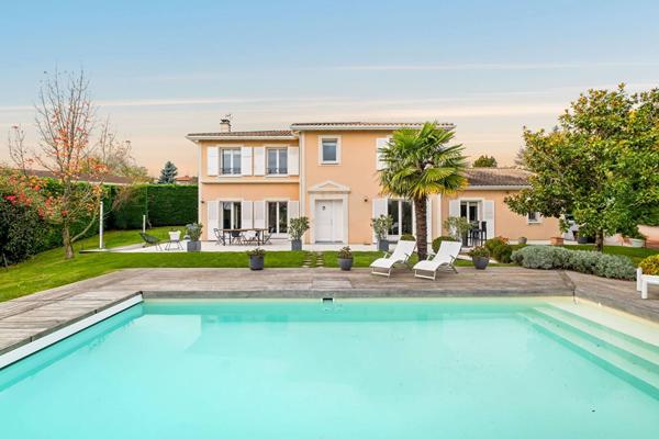 Maison lumineuse avec piscine et tennis dans un cadre verdoyant et sans vis a vis.