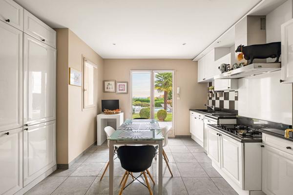 Maison lumineuse avec piscine et tennis dans un cadre verdoyant et sans vis a vis.