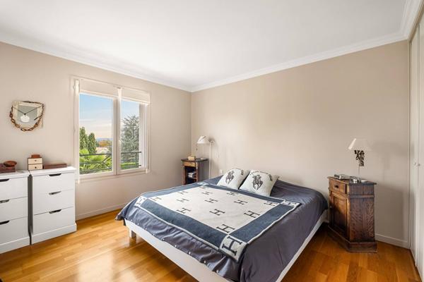 Maison lumineuse avec piscine et tennis dans un cadre verdoyant et sans vis a vis.