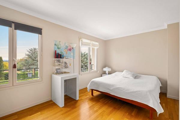 Maison lumineuse avec piscine et tennis dans un cadre verdoyant et sans vis a vis.