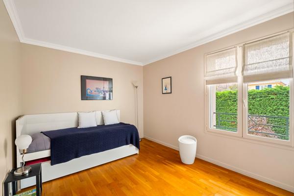 Maison lumineuse avec piscine et tennis dans un cadre verdoyant et sans vis a vis.