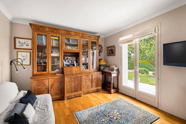 Maison lumineuse avec piscine et tennis dans un cadre verdoyant et sans vis a vis.