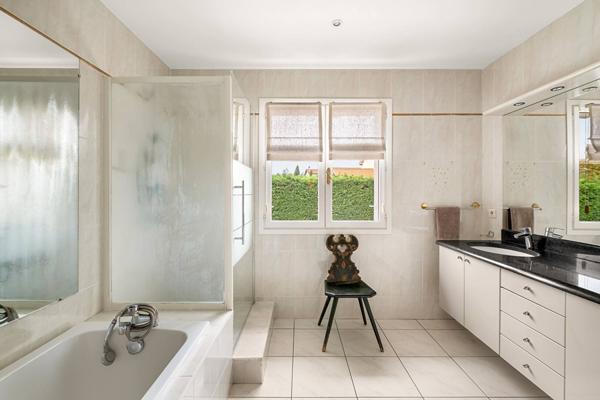 Maison lumineuse avec piscine et tennis dans un cadre verdoyant et sans vis a vis.