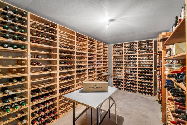 Maison lumineuse avec piscine et tennis dans un cadre verdoyant et sans vis a vis.