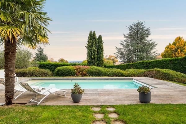 Maison lumineuse avec piscine et tennis dans un cadre verdoyant et sans vis a vis.