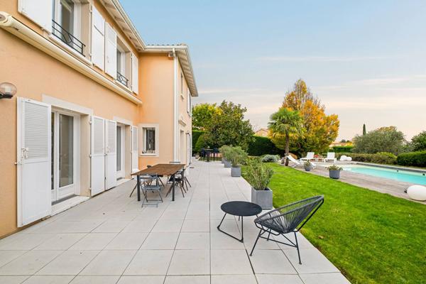 Maison lumineuse avec piscine et tennis dans un cadre verdoyant et sans vis a vis.