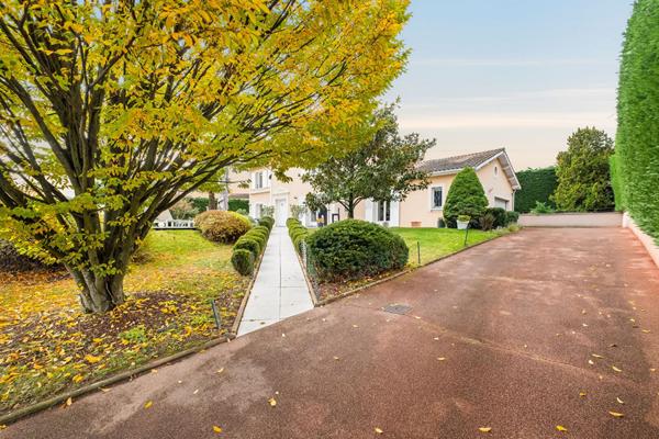 Maison lumineuse avec piscine et tennis dans un cadre verdoyant et sans vis a vis.