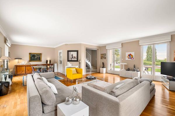 Maison lumineuse avec piscine et tennis dans un cadre verdoyant et sans vis a vis.