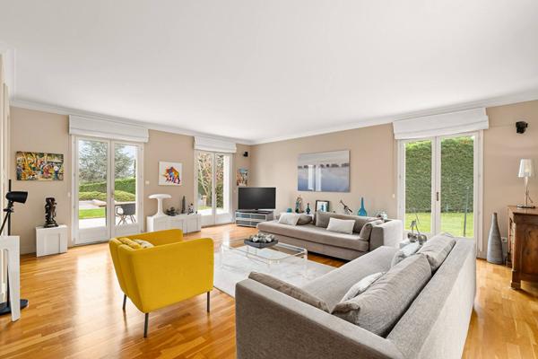 Maison lumineuse avec piscine et tennis dans un cadre verdoyant et sans vis a vis.