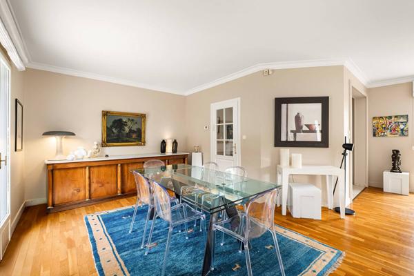 Maison lumineuse avec piscine et tennis dans un cadre verdoyant et sans vis a vis.