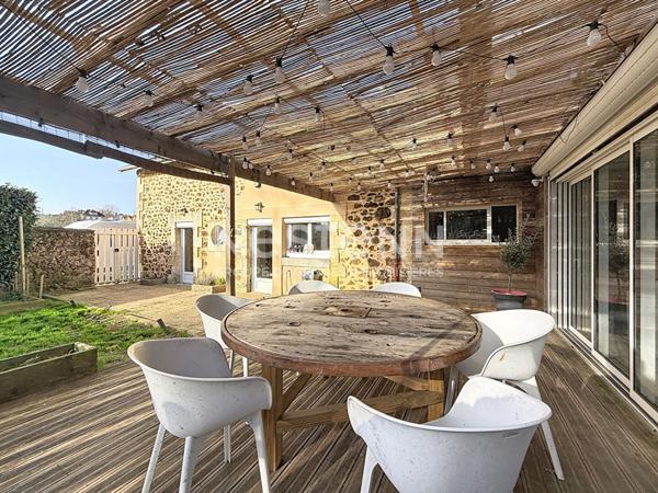 Maison à vendre à Rochechouart - 7 pièces, 5 chambres, piscine, panneaux solaire, garage double