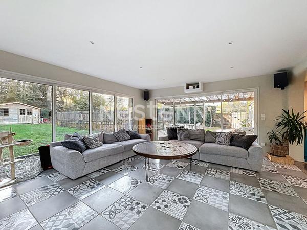 Maison à vendre à Rochechouart - 7 pièces, 5 chambres, piscine, panneaux solaire, garage double