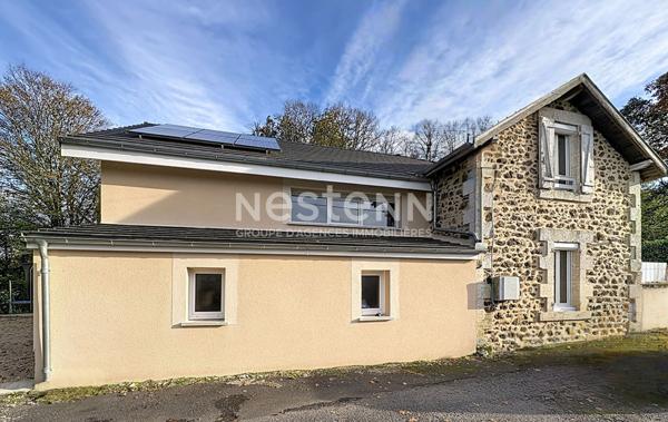 Maison à vendre à Rochechouart - 7 pièces, 5 chambres, piscine, panneaux solaire, garage double