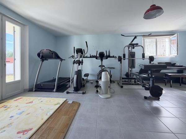 Belle villa familiale T7 sur un terrain clôturé avec piscine et garage