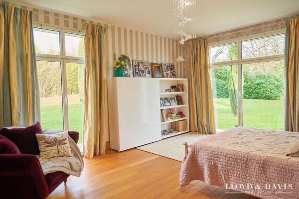 VILLA CONTEMPORAINE 581 m² 2 Suites 3 Chambres
