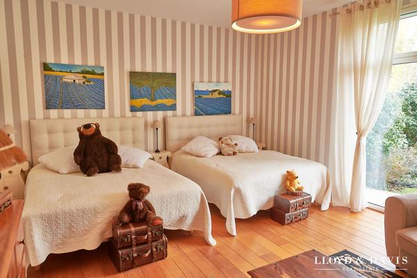 VILLA CONTEMPORAINE 581 m² 2 Suites 3 Chambres
