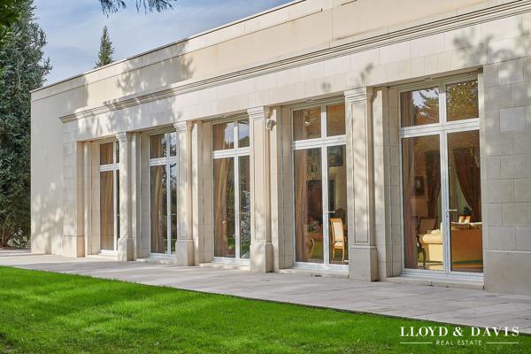 VILLA CONTEMPORAINE 581 m² 2 Suites 3 Chambres