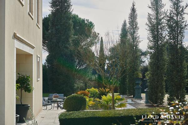 VILLA CONTEMPORAINE 581 m² 2 Suites 3 Chambres