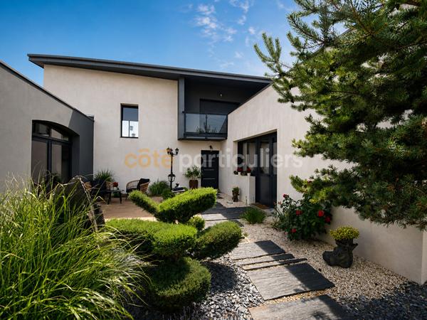 Vente
                Villa361,4 m² - 10 Pièces -
                    SAINT XANDRE (17138)