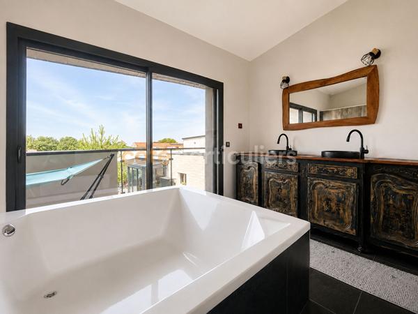 Vente
                Villa361,4 m² - 10 Pièces -
                    SAINT XANDRE (17138)