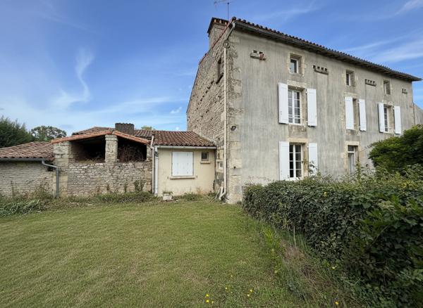 Maison en pierre à rénover à La Crèche