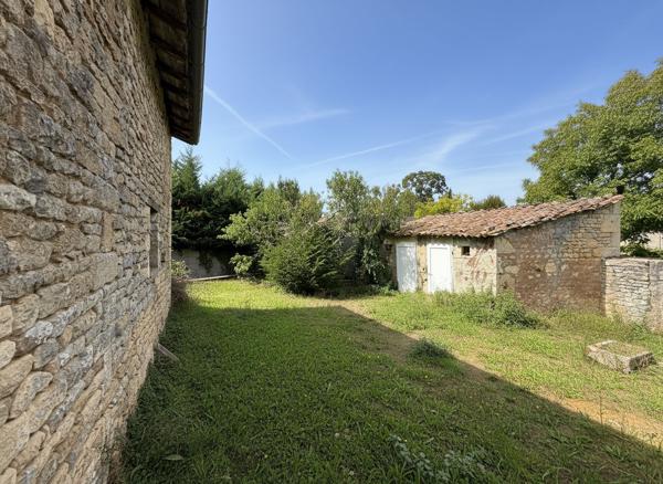 Maison en pierre à rénover à La Crèche