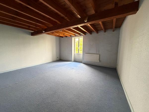 Maison en pierre à rénover à La Crèche