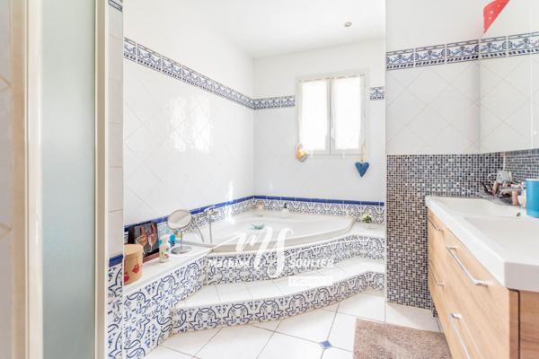 Villa de 215 m² avec magnifique vue et piscine