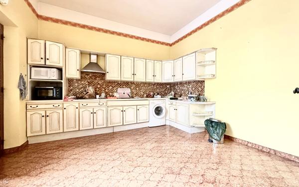 Maison à vendre    8 pièces •  Miramas