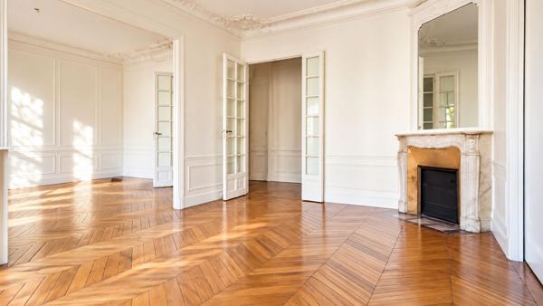 PARIS 7e -TOUR EIFFEL - Bel appartement ancien !