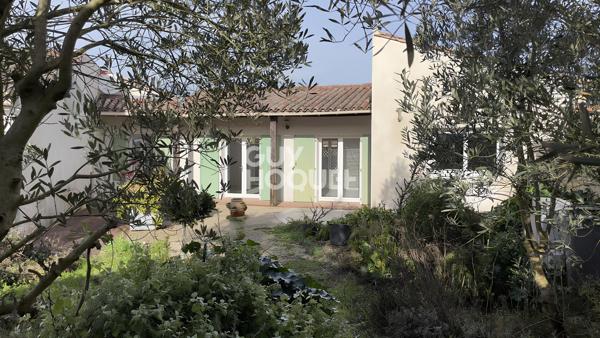 Maison à vendre à La Flotte dans un quartier calme et proche centre.