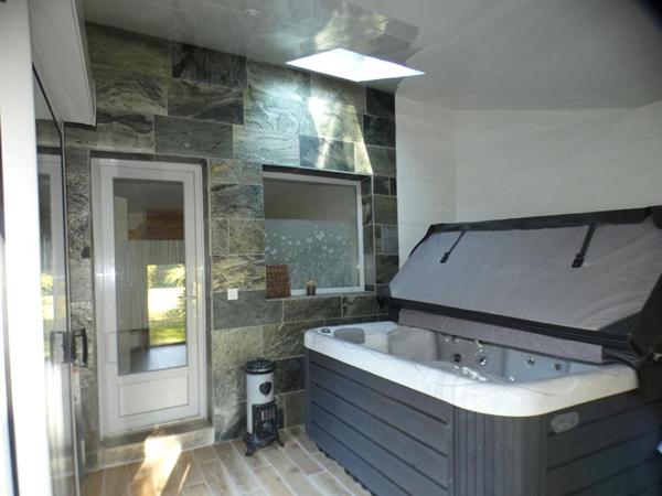 Grande maison à Montignac Lascaux avec parc et sa piscine couverte