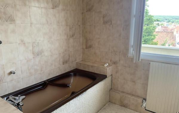 Vente Appartement P3 Garage et parking à rafraîchir Saint-amand-montrond   