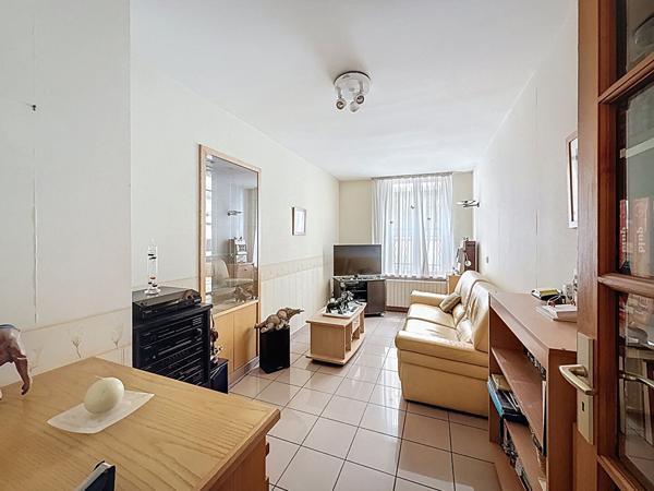 MONTREUIL, PROCHE DU METRO, BIEN ATYPIQUE ENTRE LA MAISON ET L'APPARTEMENT EN DUPLEX AVEC SON ENTREE INDEPENDANTE ET SA COUR PRIVATIVE