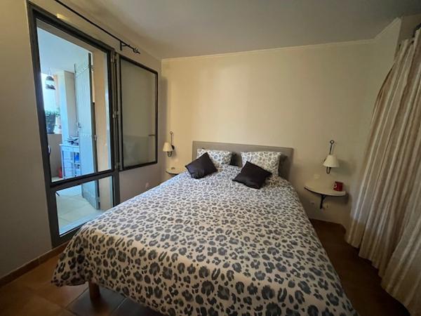 Saumane-de-Vaucluse (84800) SAUMANE DE VAUCLUSE dans résidence sécurisée, au calme joli appartement T2 avec terrasse.