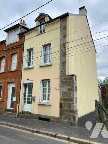 LA FERTE MACE: Proche centre ville maison en pierres 80 m² habitables terrain 115 m²