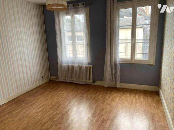 LA FERTE MACE: Proche centre ville maison en pierres 80 m² habitables terrain 115 m²