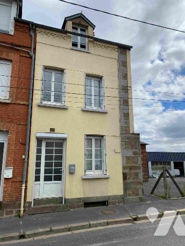 LA FERTE MACE: Proche centre ville maison en pierres 80 m² habitables terrain 115 m²