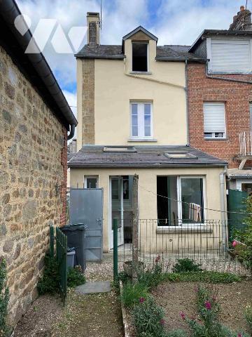LA FERTE MACE: Proche centre ville maison en pierres 80 m² habitables terrain 115 m²