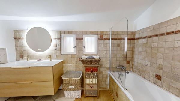 LA FARLÈDE - Propriété de charme de plain-pied avec studio indépendant, piscine et terrain de 10 300 m²