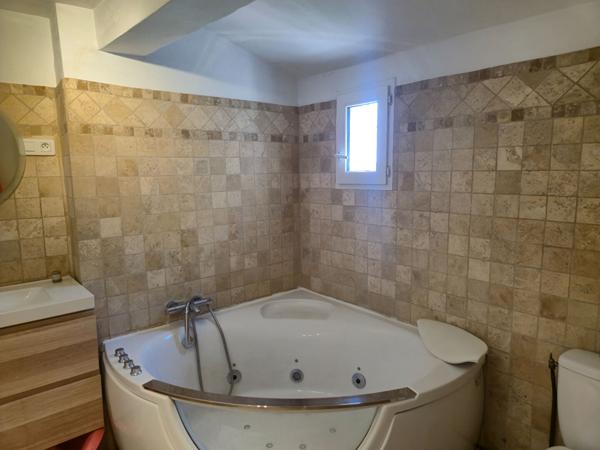 LA FARLÈDE - Propriété de charme de plain-pied avec studio indépendant, piscine et terrain de 10 300 m²