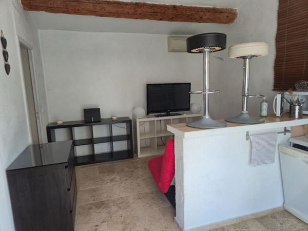 LA FARLÈDE - Propriété de charme de plain-pied avec studio indépendant, piscine et terrain de 10 300 m²