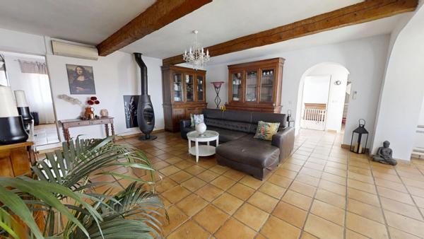 LA FARLÈDE - Propriété de charme de plain-pied avec studio indépendant, piscine et terrain de 10 300 m²