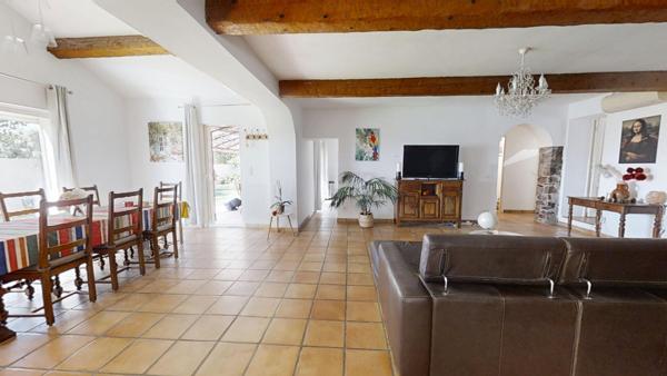 LA FARLÈDE - Propriété de charme de plain-pied avec studio indépendant, piscine et terrain de 10 300 m²