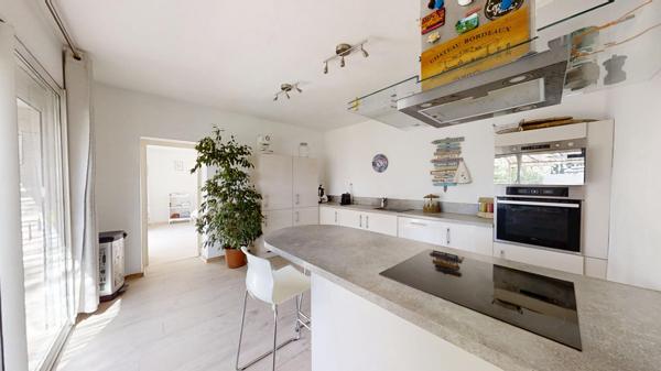 LA FARLÈDE - Propriété de charme de plain-pied avec studio indépendant, piscine et terrain de 10 300 m²