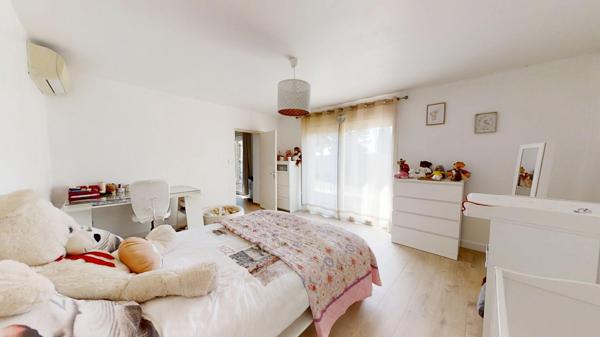 LA FARLÈDE - Propriété de charme de plain-pied avec studio indépendant, piscine et terrain de 10 300 m²